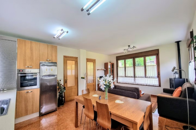 Sala amplia con chimenea