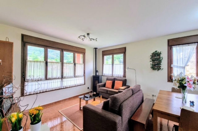 Sala amplia con chimenea