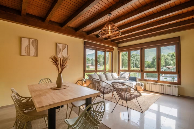 Sala amplia con mesa 