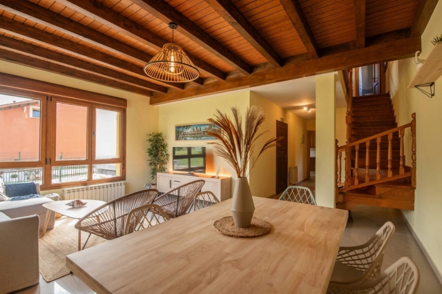 Sala amplia con mesa