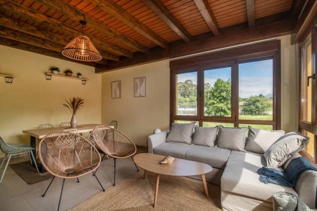 Sala amplia con sillones