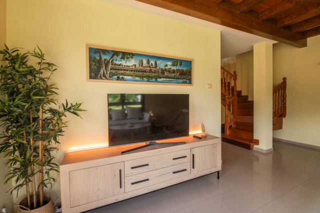 Sala de estar con tele y led