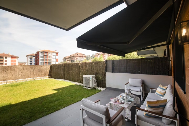 Amplio porche y jardín 