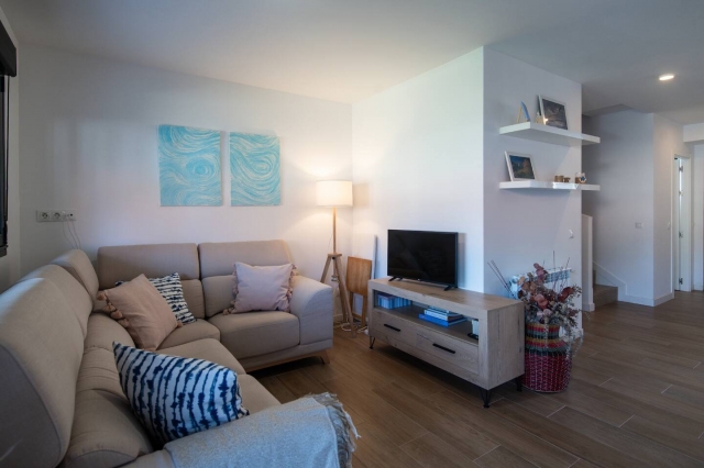 Sala amplia con sofa frente