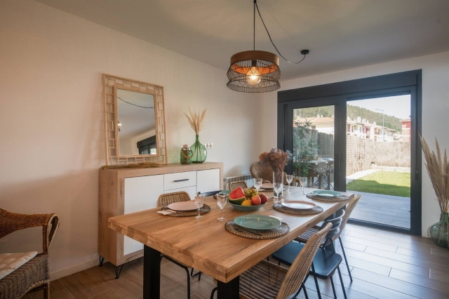 Sala amplia con su mesa