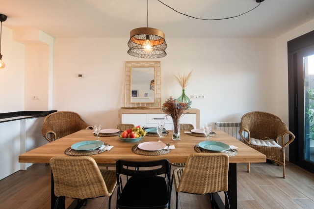 Sala amplia con su mesa 