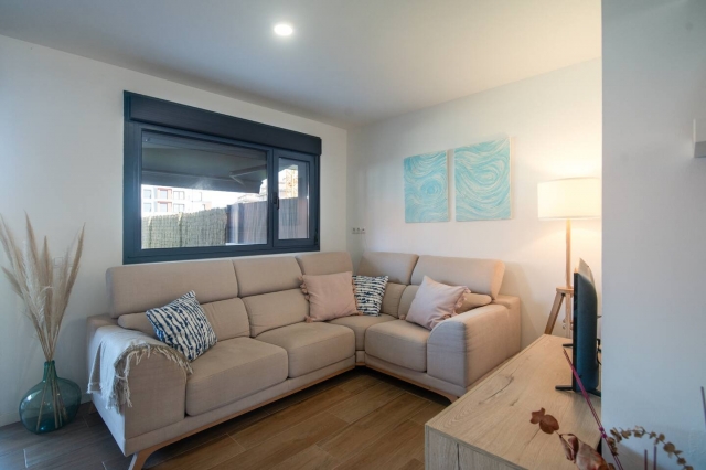 Sala amplia con un sofa 