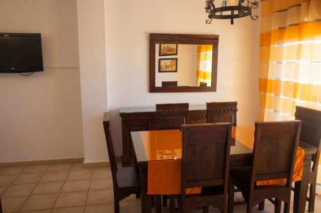 1 Sala amplia con una mesa