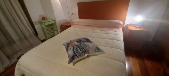 Dormitorio amplio con cama