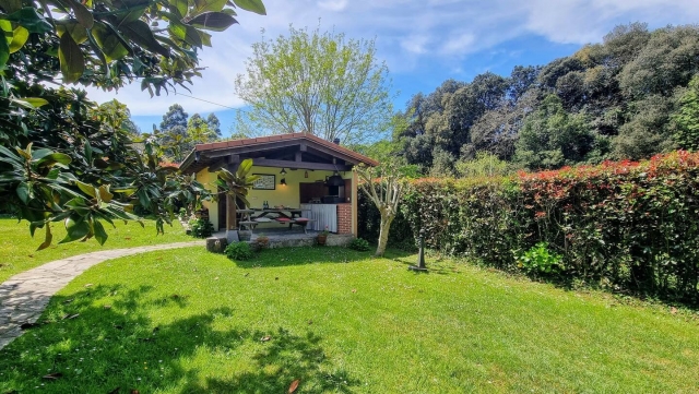 Amplia barbacoa exterior