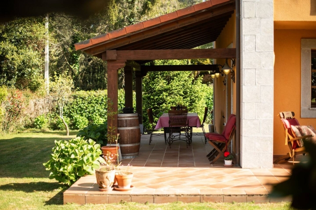 Amplio porche con mesa