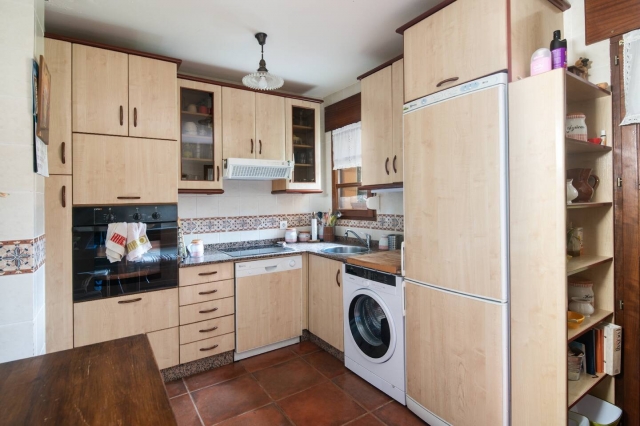 Cocina amplia con encimera