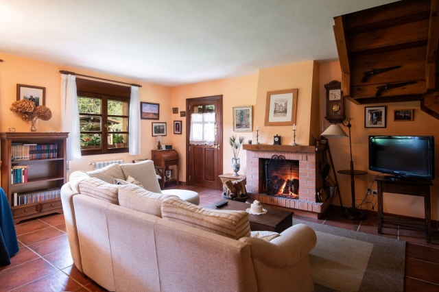 Sala amplia con chimenea