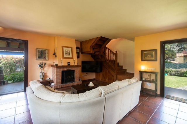 Sala amplia con la chimenea