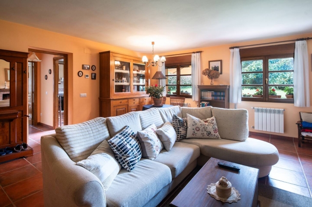 Sala amplia con sofa 