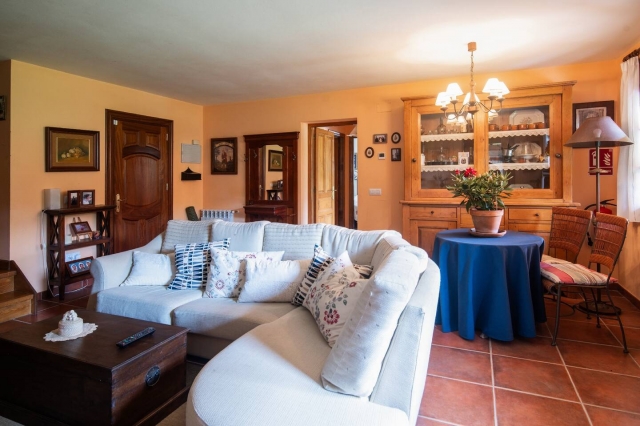 Sala amplia con su mesa 