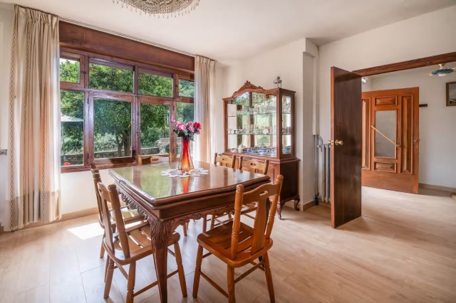 Sala amplia con mesa