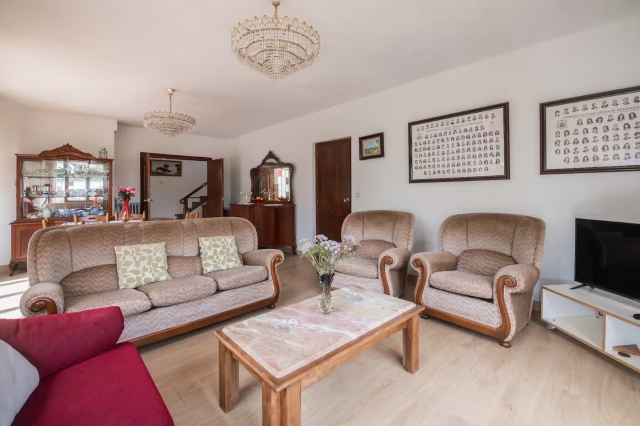 Sala amplia con sillones