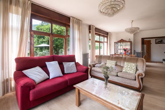 Sala amplia con sillones 