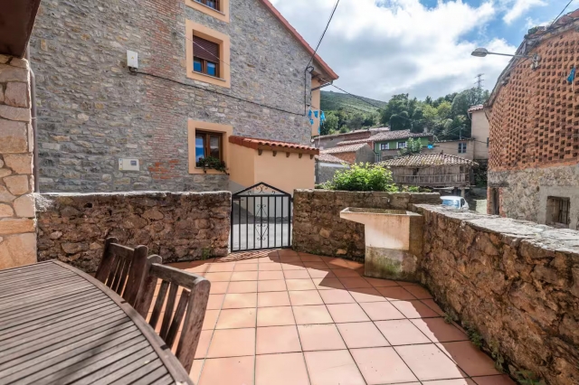 Agradable porche con mesa