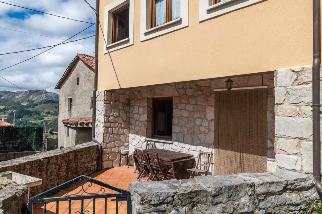 Amplio porche con mesa