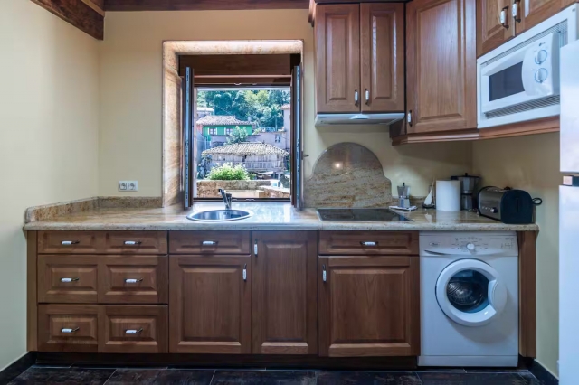 Cocina amplia con ventana