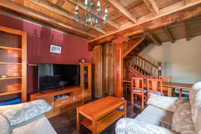 Sala amplia con tele y mesa