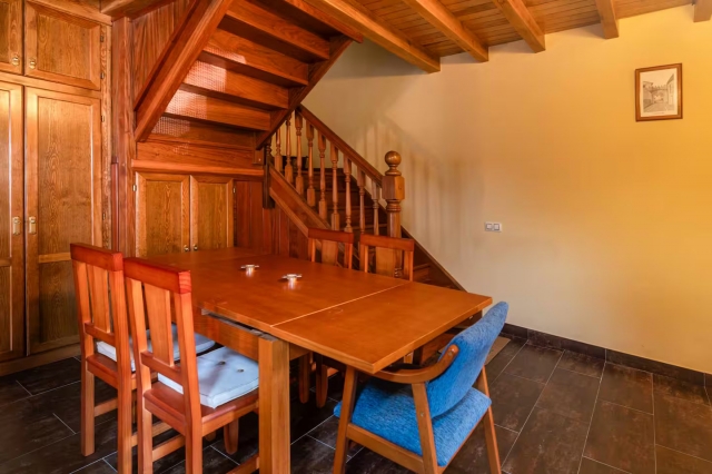 Sala de estar con mesa 