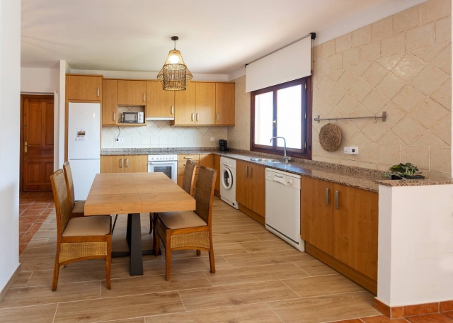 Cocina comedor con mesa