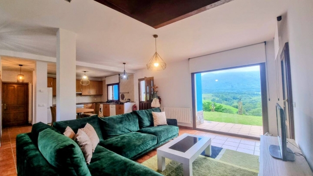 Sala amplia con sillones 