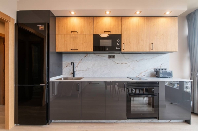 Cocina amplia con encimera