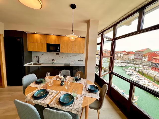 Cocina comedor con mesa