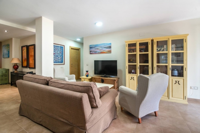 Sala amplia con sillones