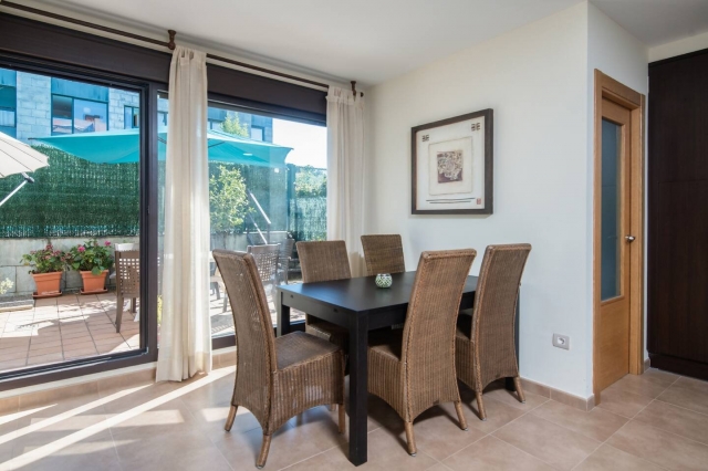 Sala amplia con su mesa