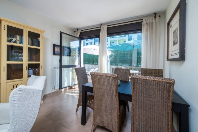 Sala de estar con mesa