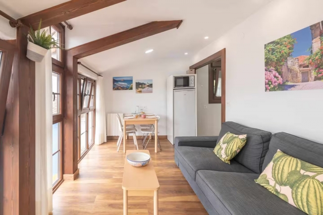 Sala amplia con nevera