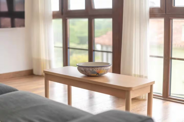 Sala de estar con mesa