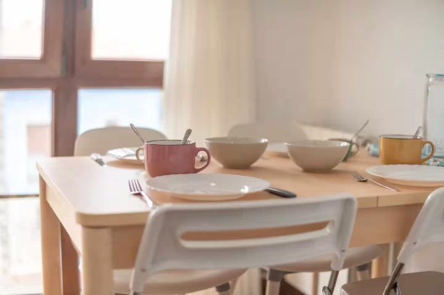 Sala de estar con mesa