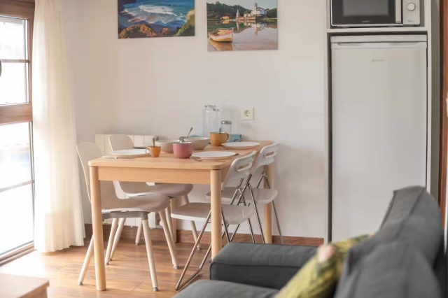 Sala de estar con mesa 