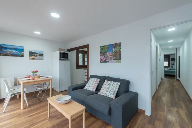 Sala de estar con mesa