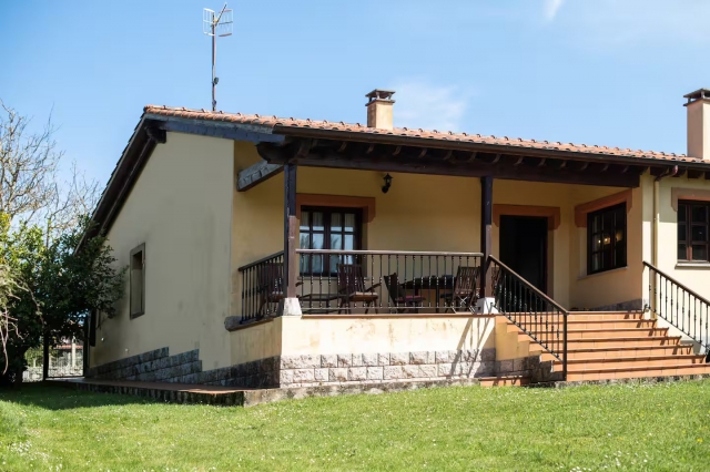 Amplio porche y jardines