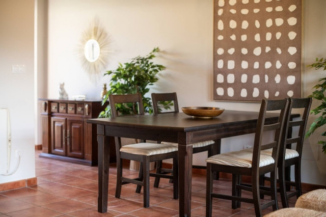 Sala amplia con mesa