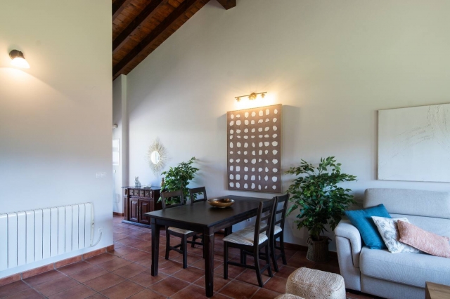 Sala de estar con mesa 