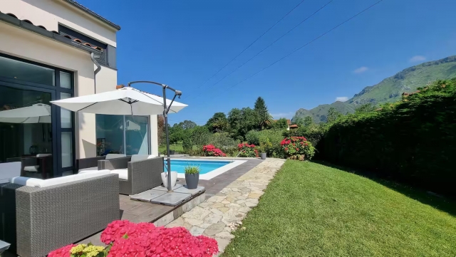 Amplia piscina exterior