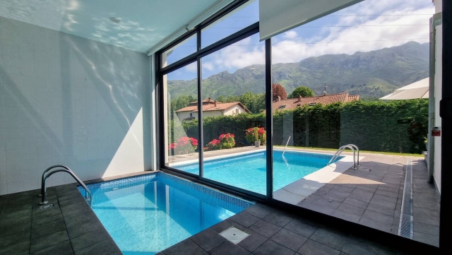 piscina interior y exterior