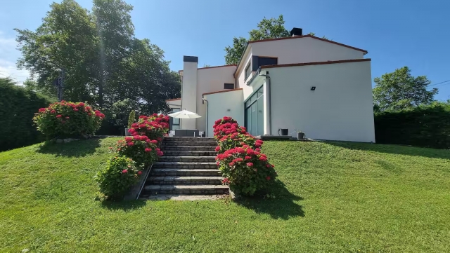 Amplio jardin con escaleras