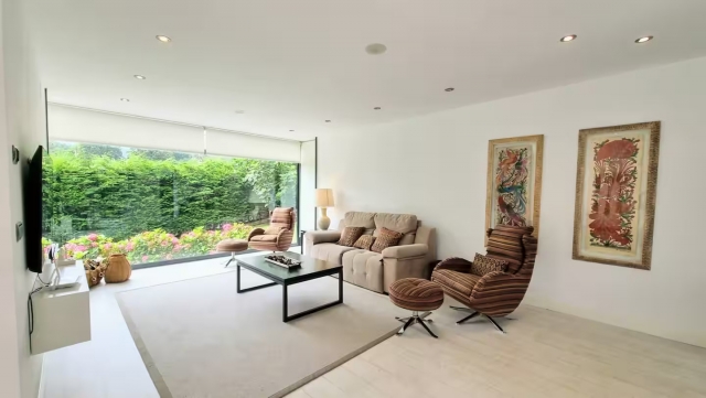 Sala agradable con cristalera