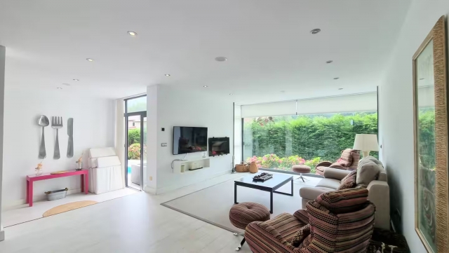 Sala amplia con vistas