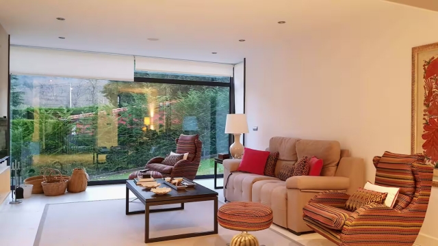 Sala amplia con sillones