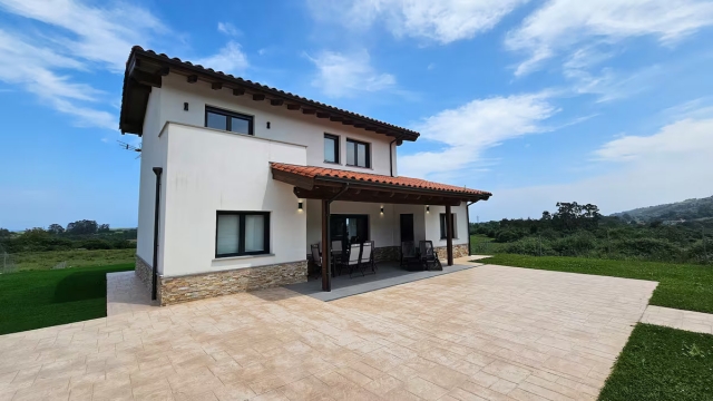 Acceso a la casa con patio